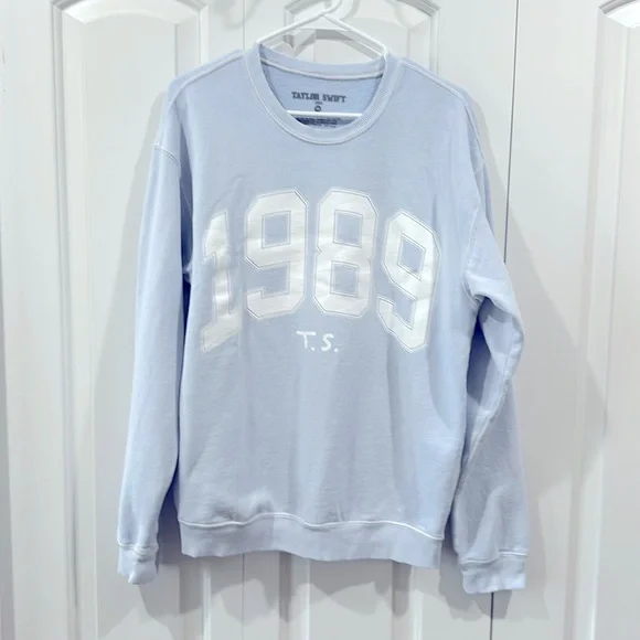 Taylor Swift 1989 Crew Light Blue Size Medium - Picture 1 of 5
